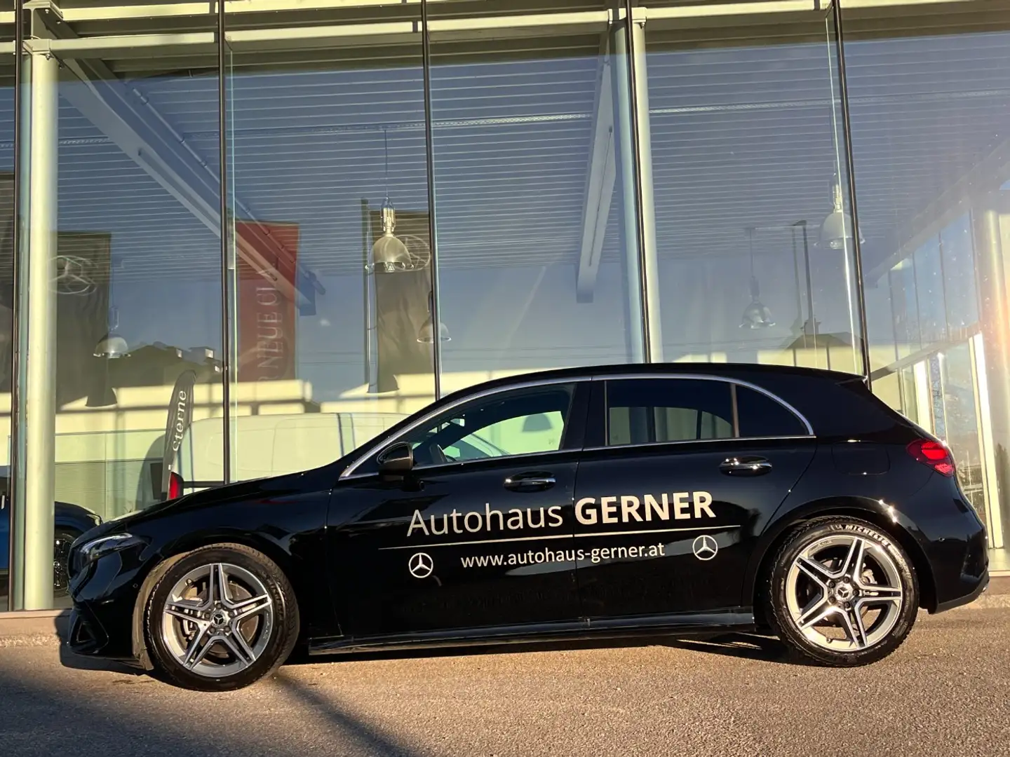 Mercedes-Benz A 180 Kompaktlimousine Österreich-Edition AMG Line Schwarz - 2