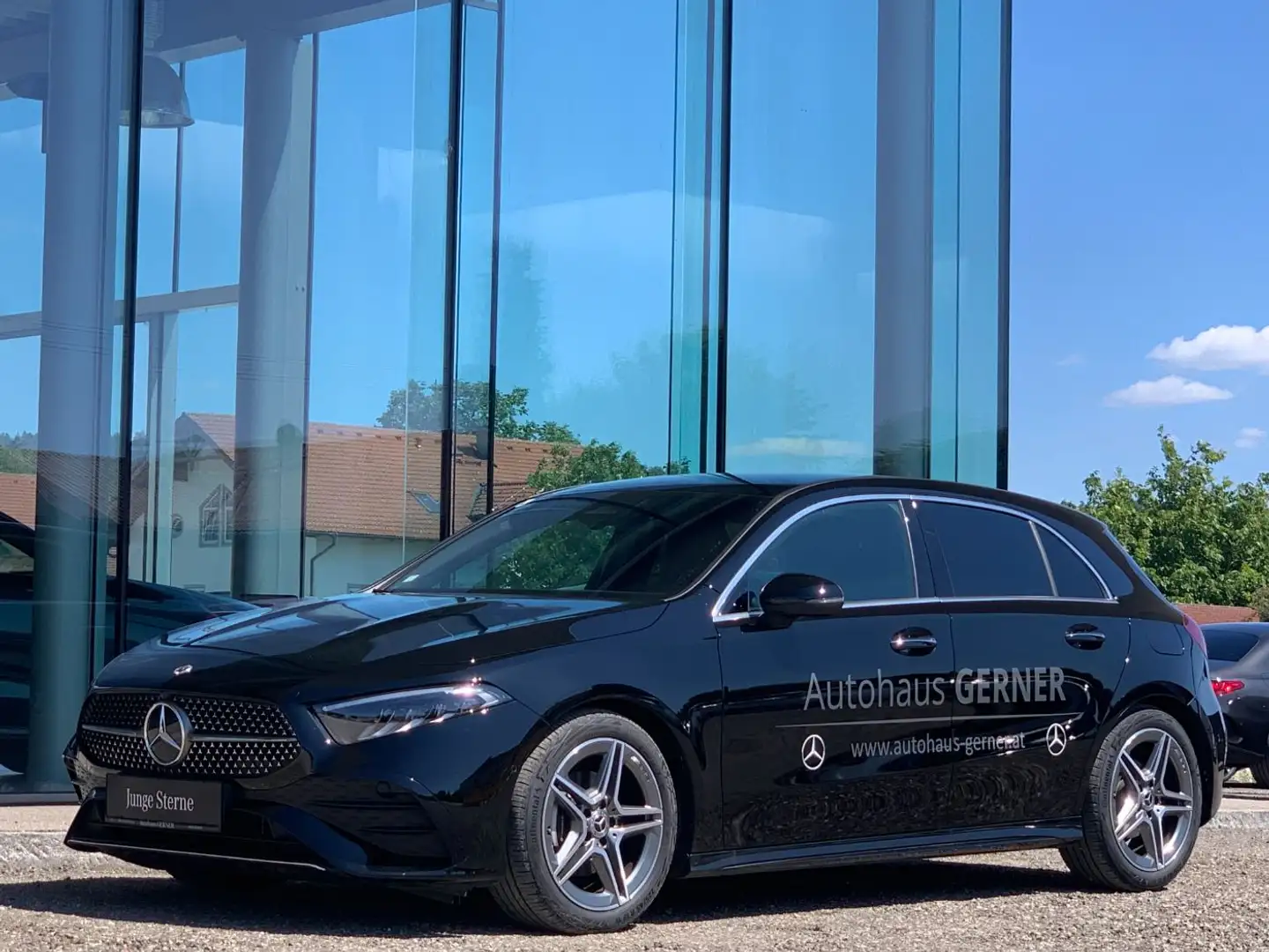 Mercedes-Benz A 180 Kompaktlimousine Österreich-Edition AMG Line Schwarz - 2