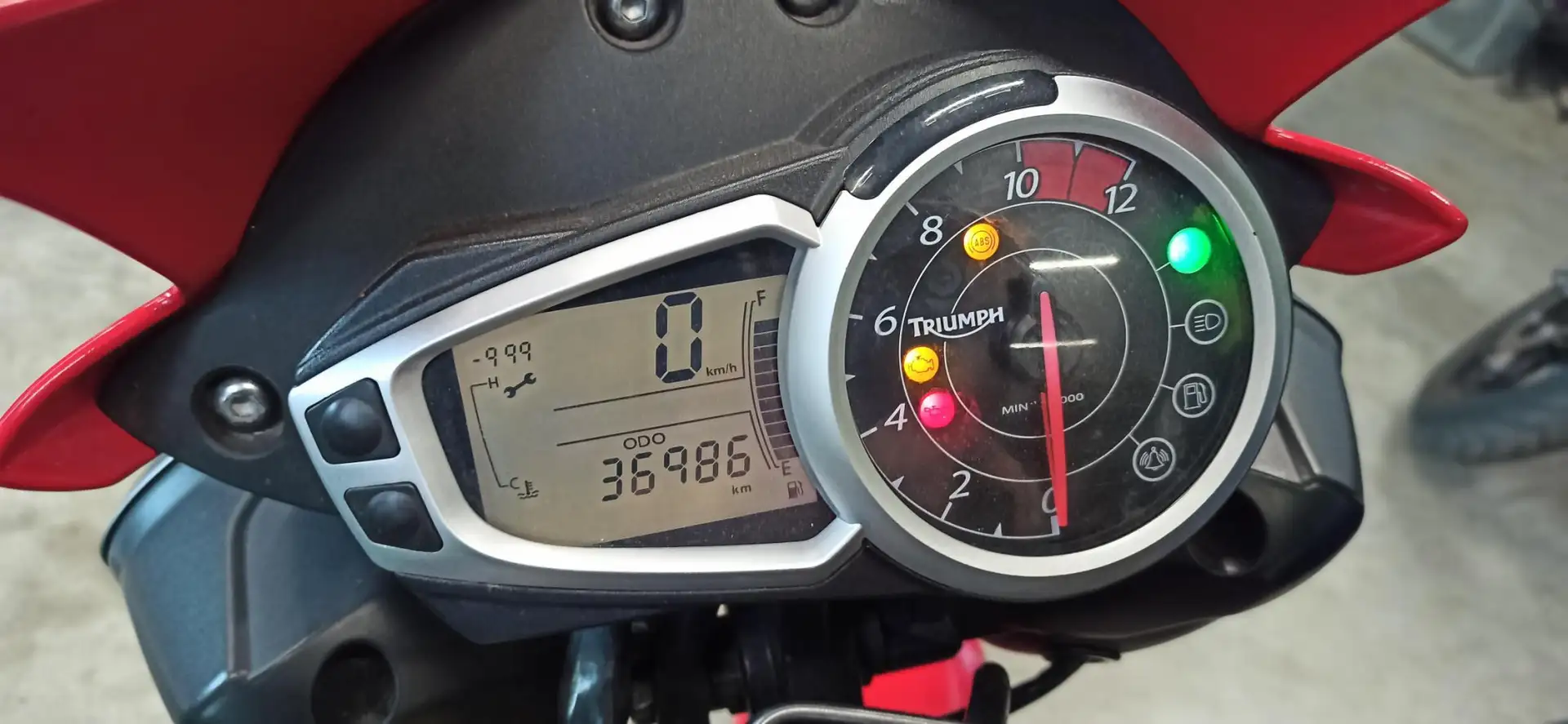 Triumph Speed Triple 1050 Rouge - 2