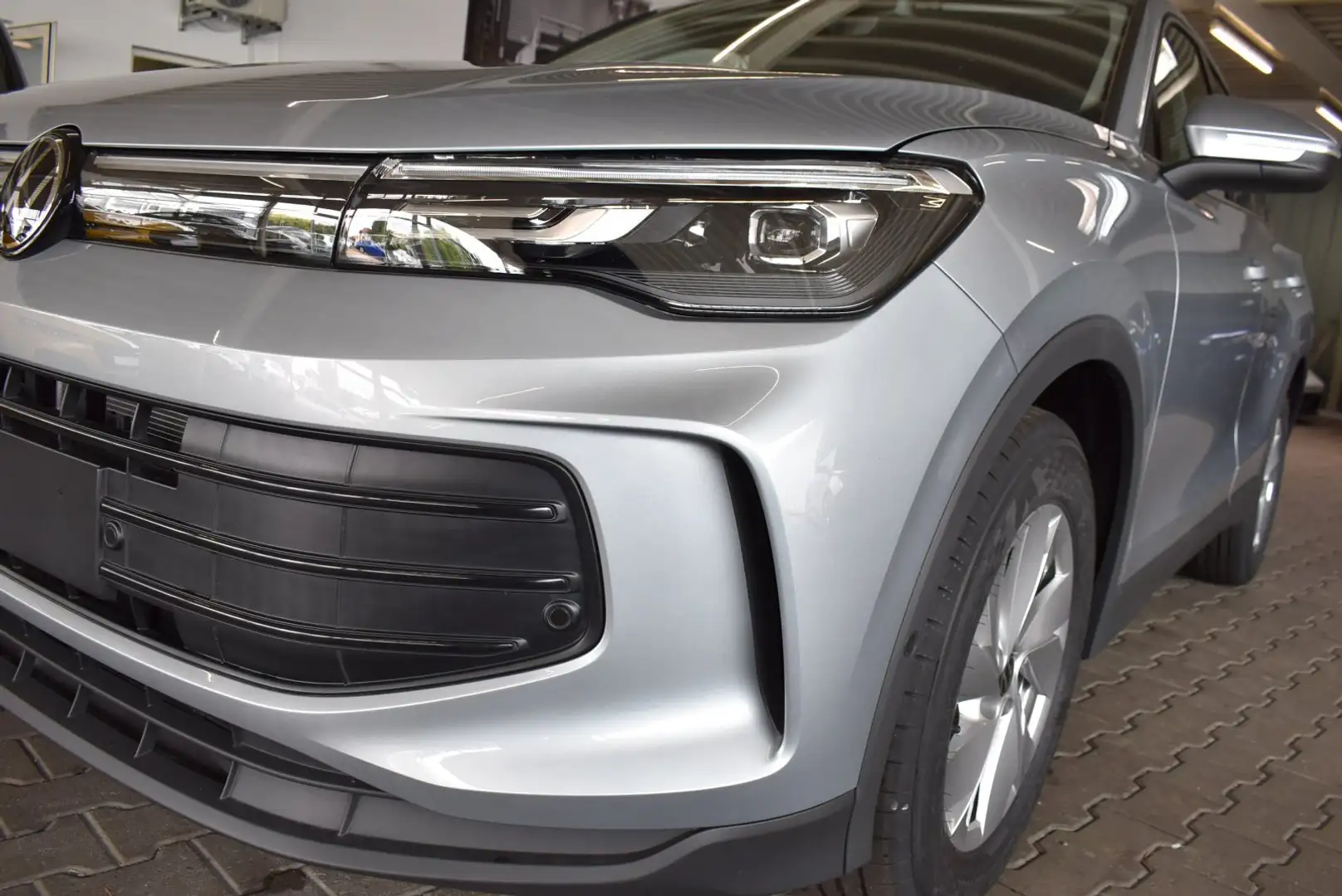 Volkswagen Tiguan 1.5 eTSI AHK Sitzheizung Climatronic Silber - 2