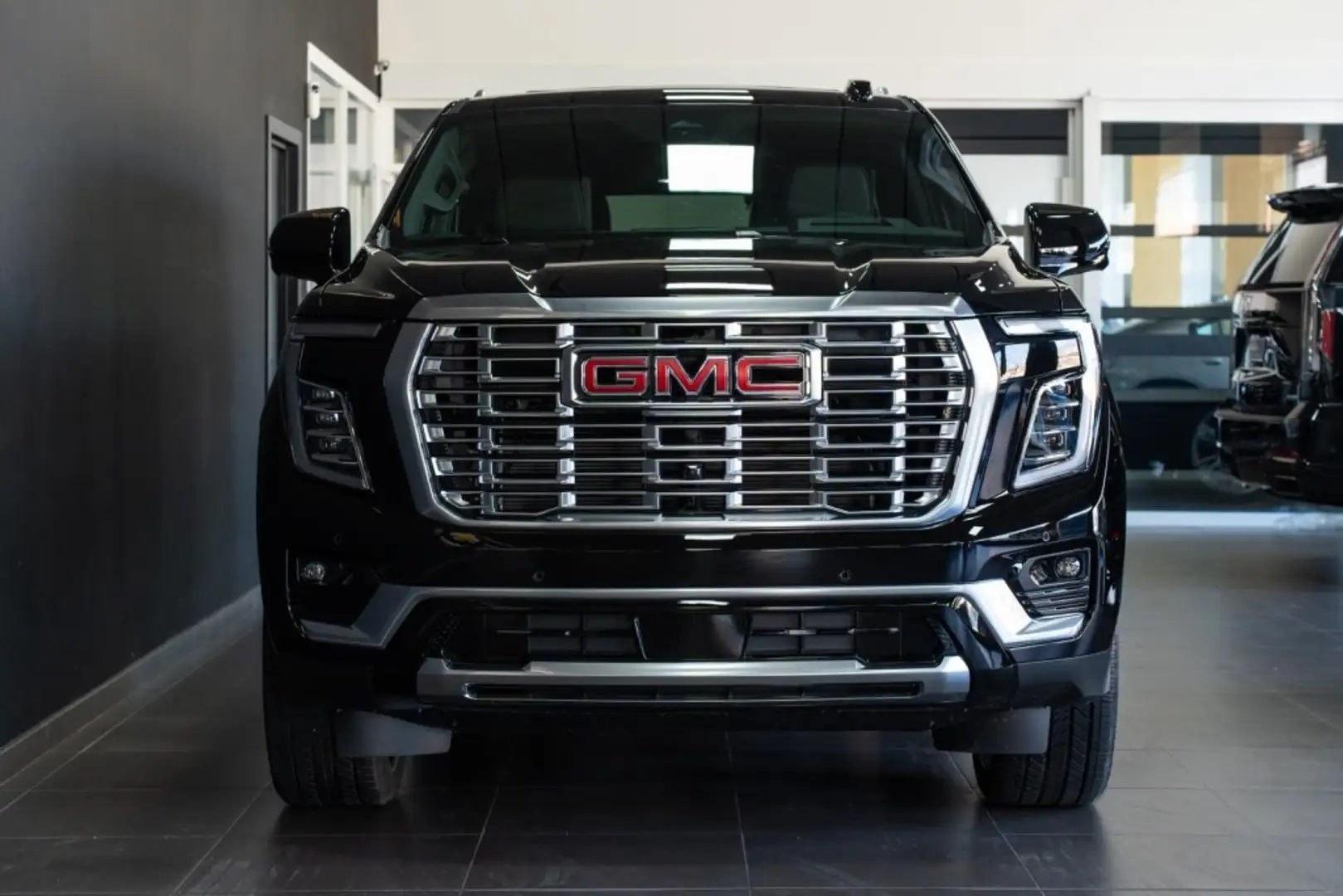 GMC Yukon Schwarz - 1