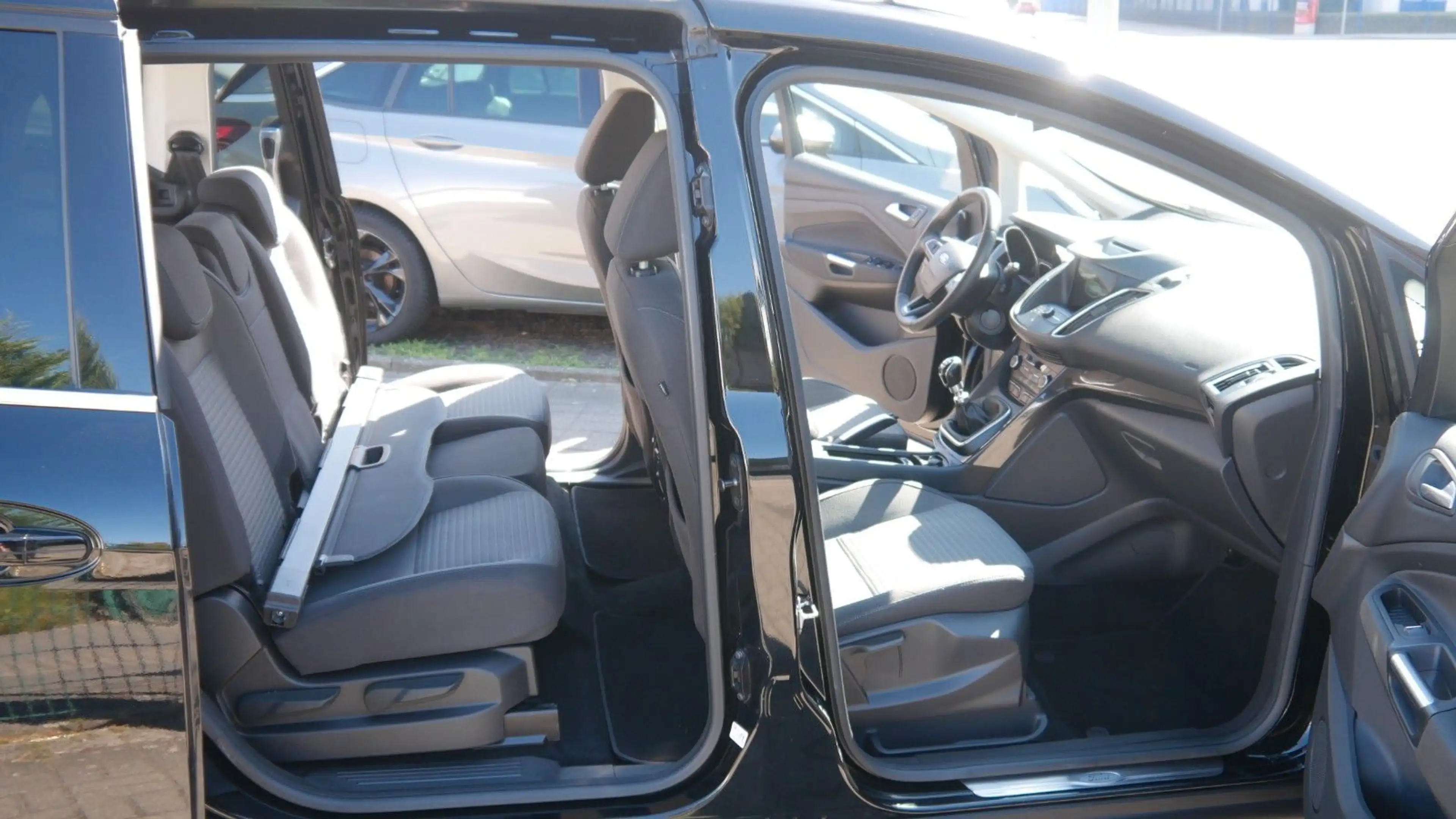 Ford Grand C-Max Titanium — photo 12