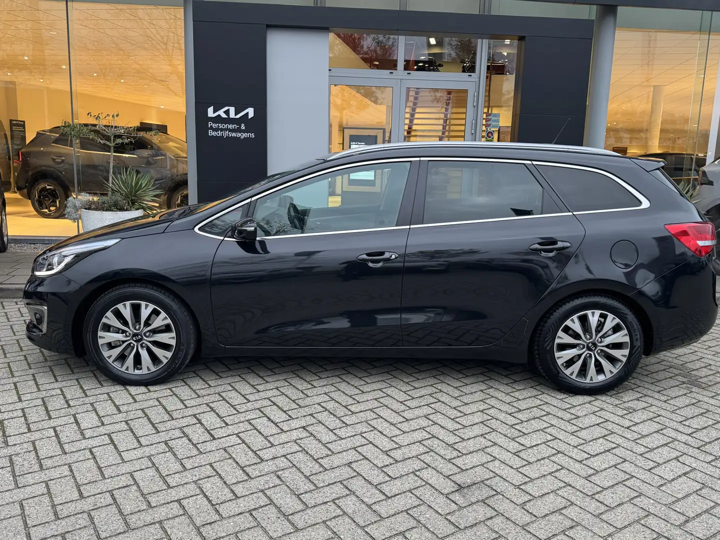 Kia Ceed SW / cee'd SW Sportswagon 1.6 GDI DynamicLine Automaat voor info Noir - 2