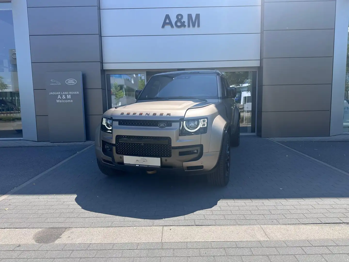 Land Rover Defender 110 P635 OCTA AWD Auto. 25.5MY Bruin - 1