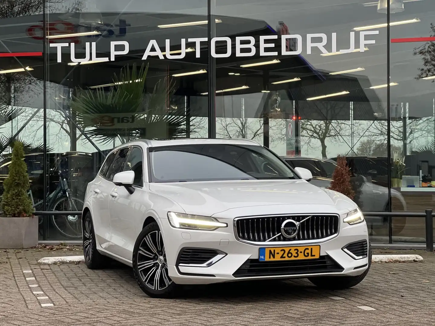 Volvo V60 2.0 T6 Recharge AWD Inscription AUT Pano LED Leder Wit - 2
