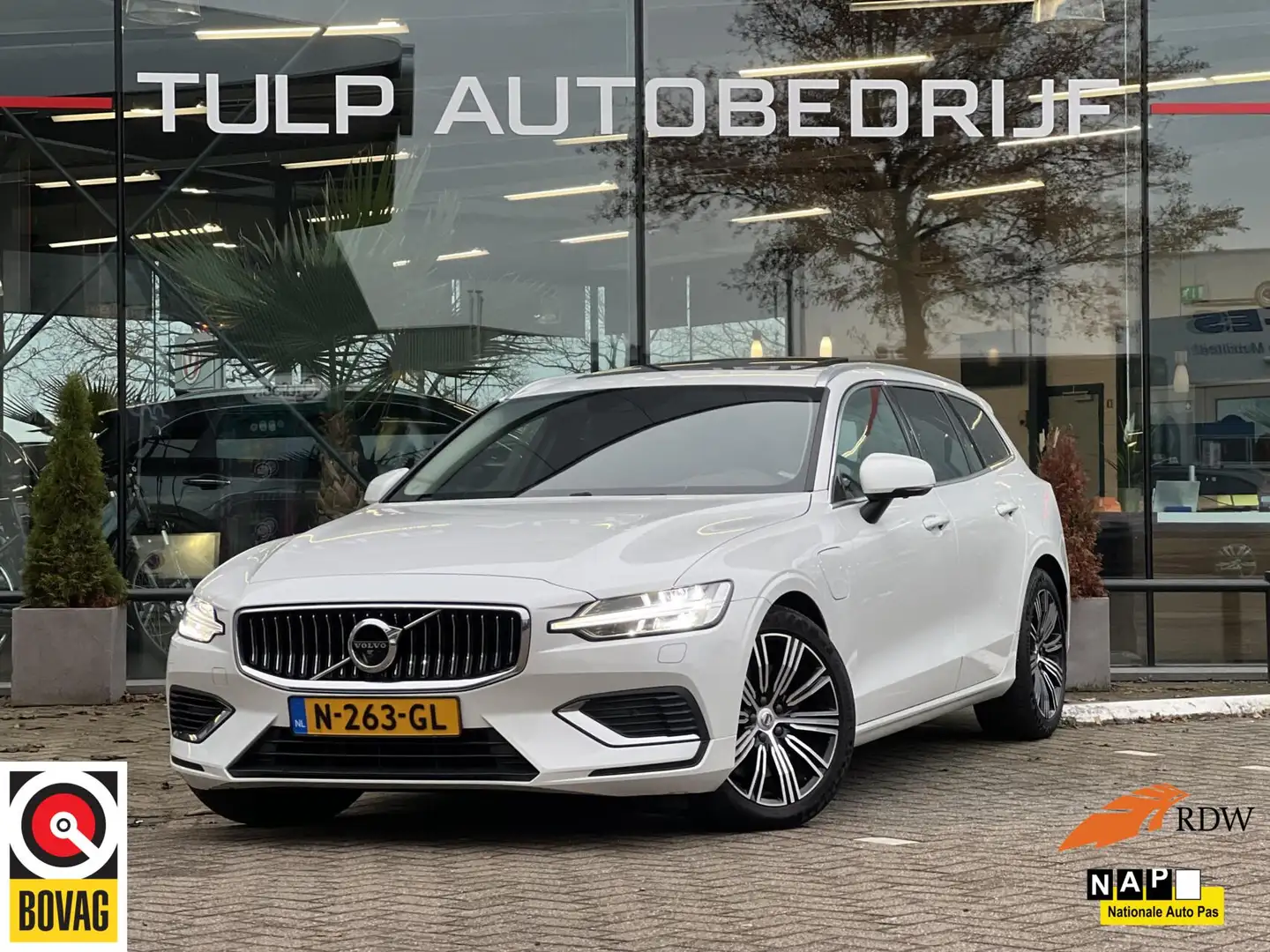 Volvo V60 2.0 T6 Recharge AWD Inscription AUT Pano LED Leder Wit - 1