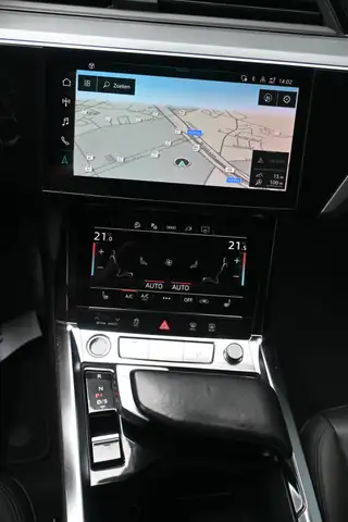 Audi e-tron view 14
