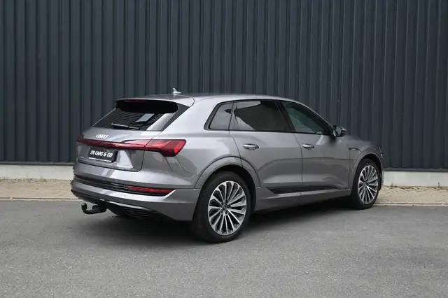 Audi e-tron view 3