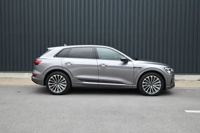 Audi e-tron view 5
