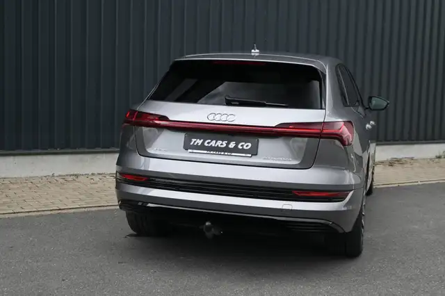 Audi e-tron view 8