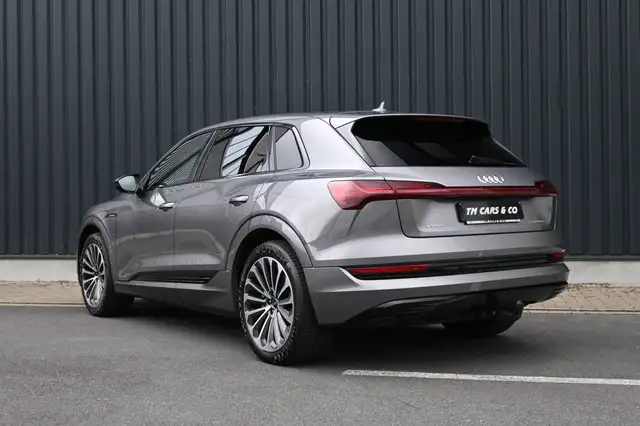 Audi e-tron view 4