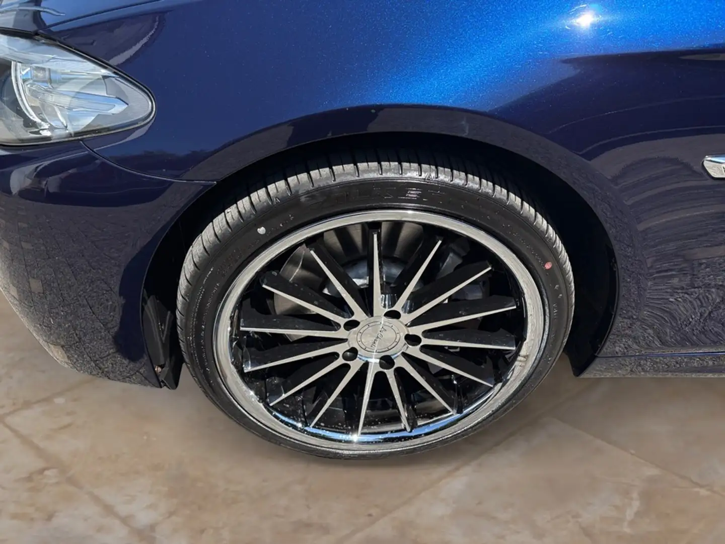 BMW 550 i xDrive M Sportpaket + GARANTIE Blauw - 2