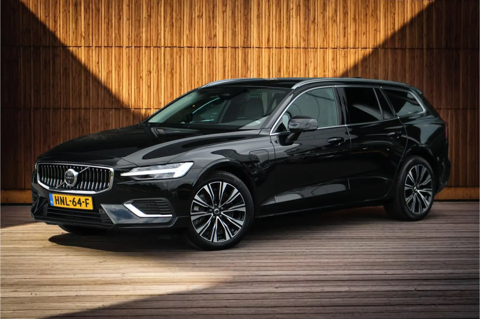 Volvo V60 T6 AWD Plus Bright | Adaptive Cruise | 360 Camera Zwart - 1