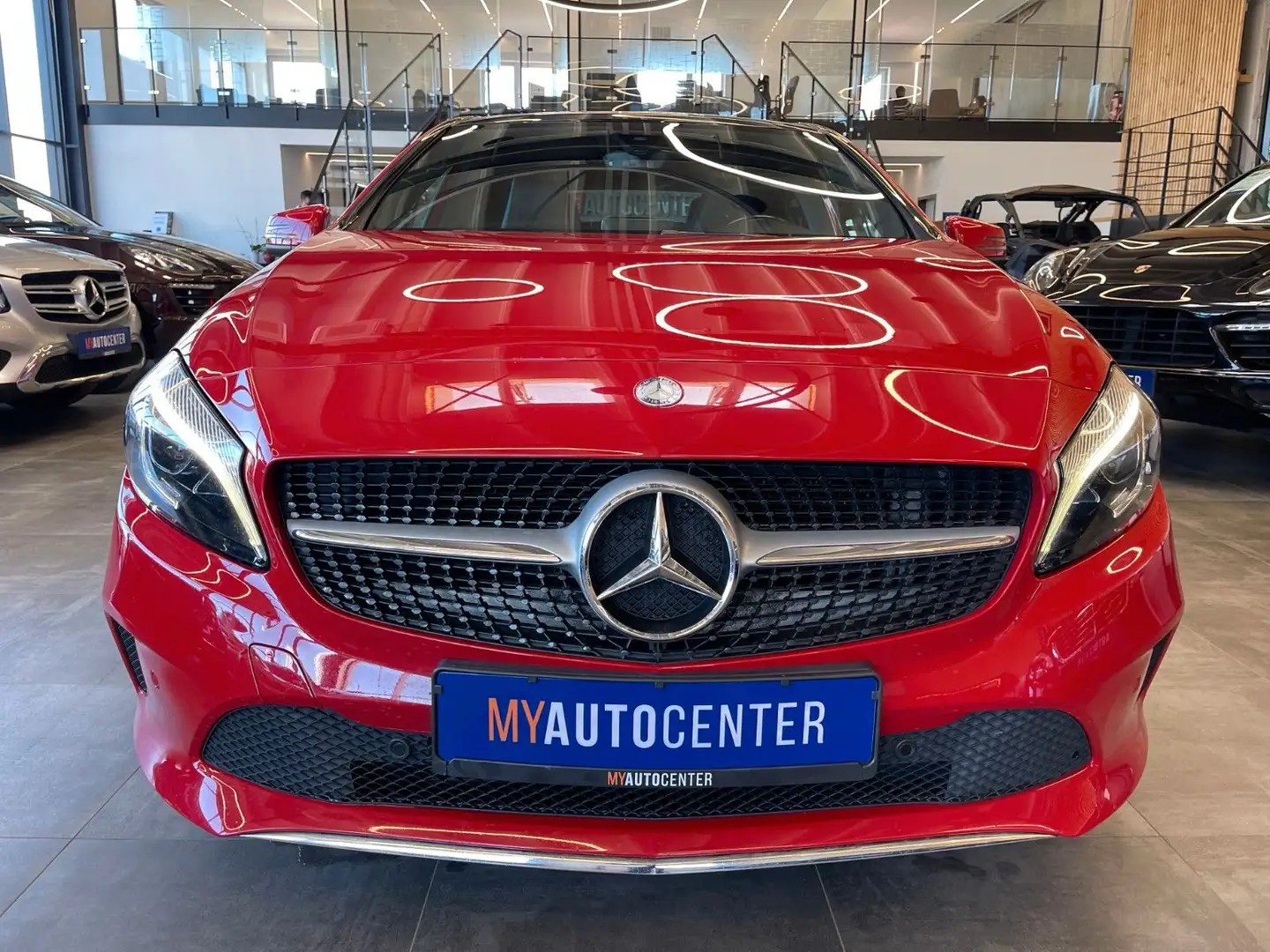 Mercedes-Benz A 180 CDI Aut. *PANO*LED*NAVI*SHZ*TEMPOMAT* Červená - 2