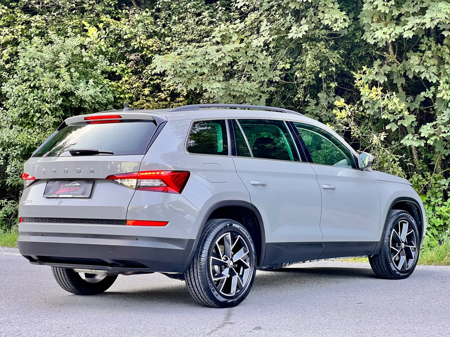 Skoda Kodiaq 2.0 TDI Aut. ACC*LED*NAVI*STHZ*AMBIENTE*1 BESITZ* Grau - 2