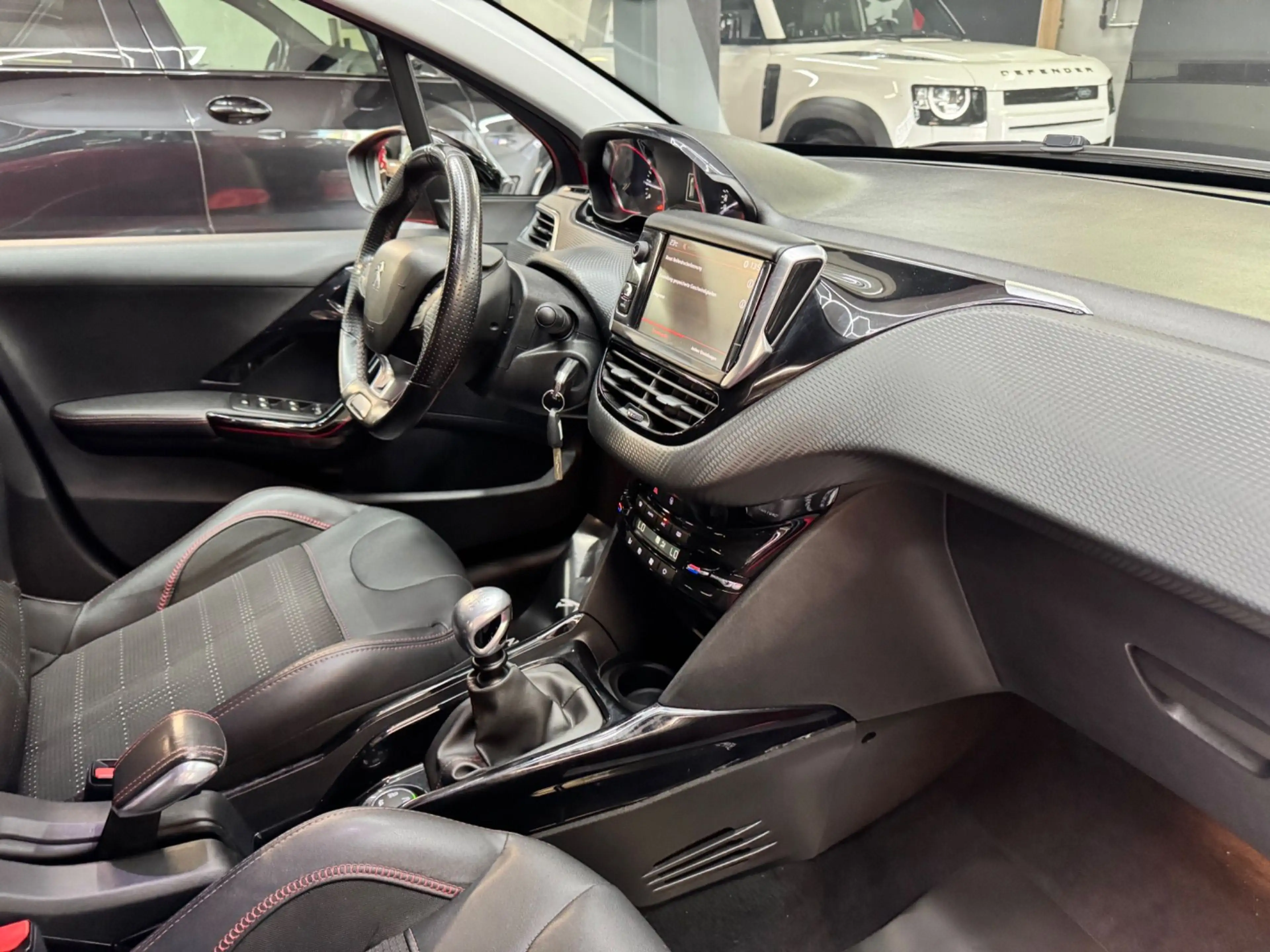 Peugeot 2008 1,2 PureTech 130 — photo 10