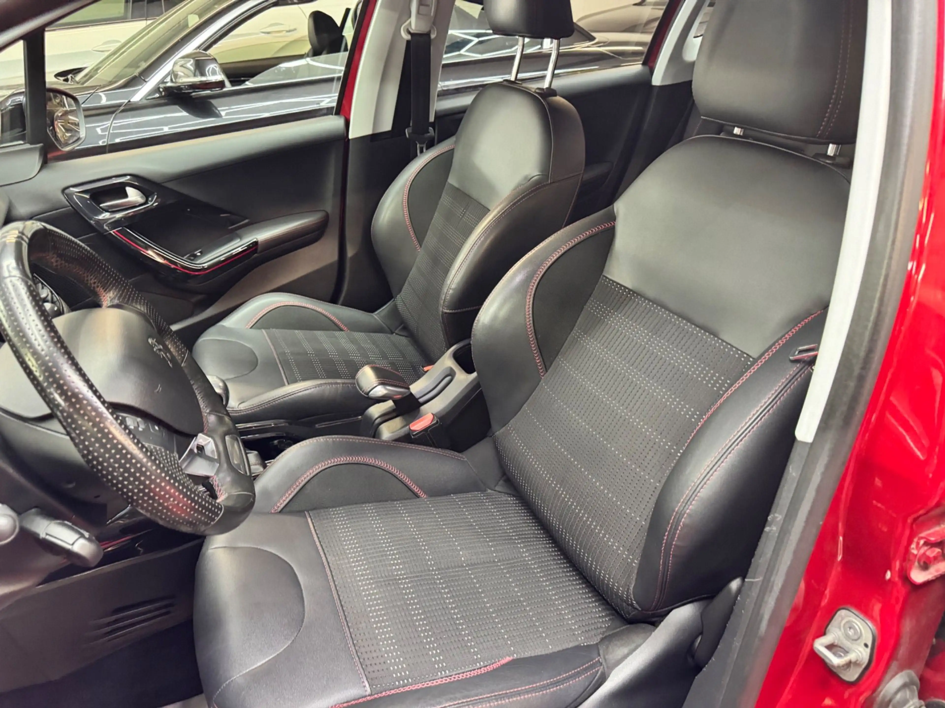 Peugeot 2008 1,2 PureTech 130 — photo 13