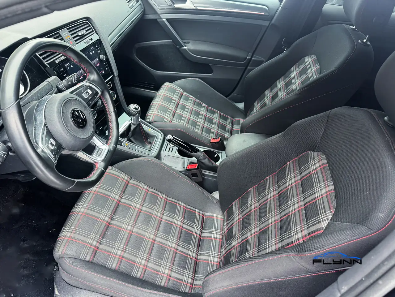 Volkswagen Golf GTI снимка Volkswagen Golf GTI