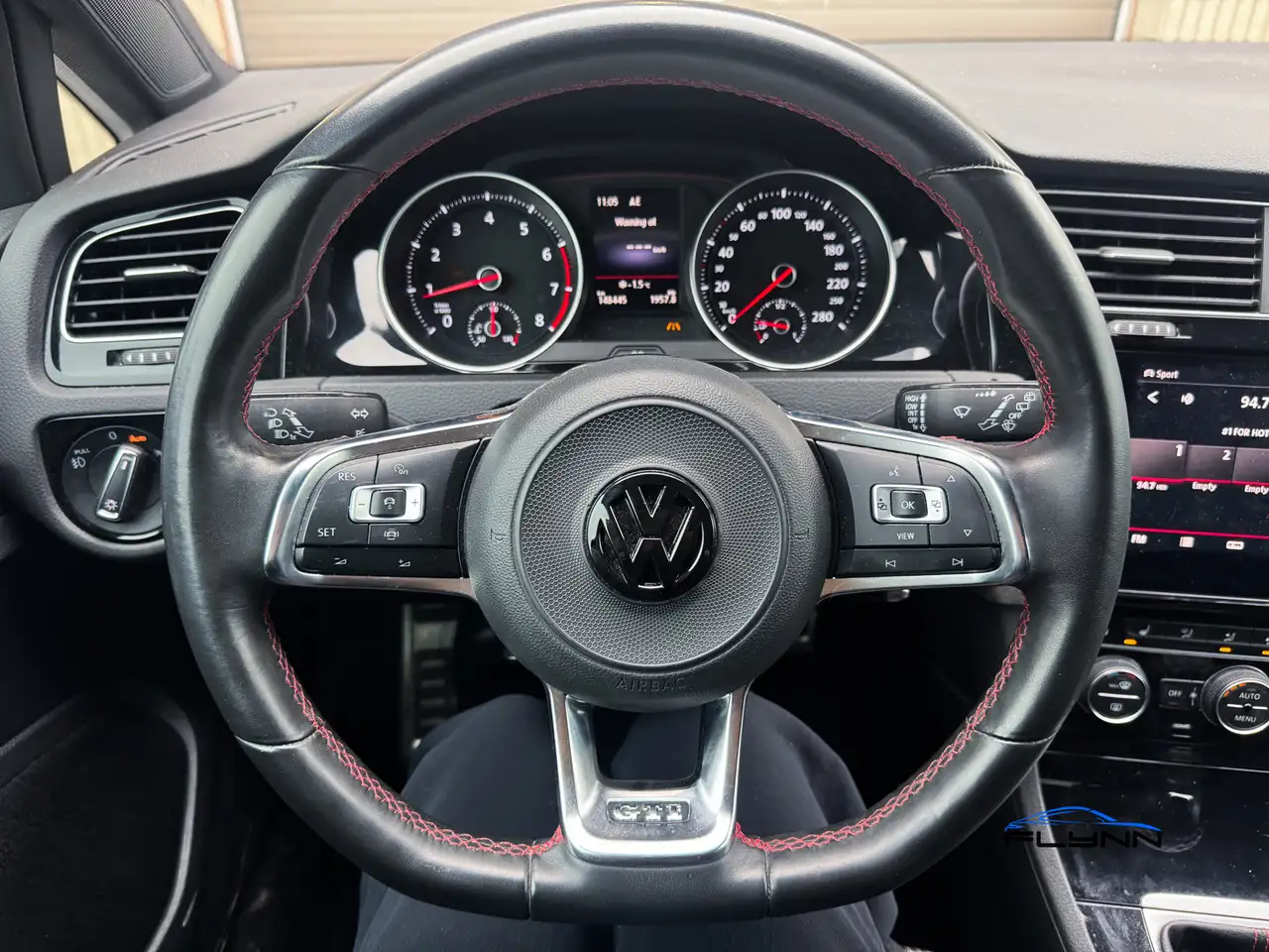 Volkswagen Golf GTI снимка Volkswagen Golf GTI