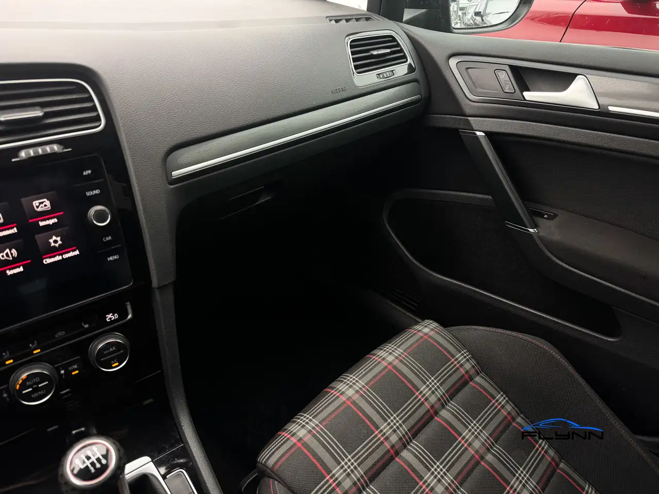 Volkswagen Golf GTI снимка Volkswagen Golf GTI