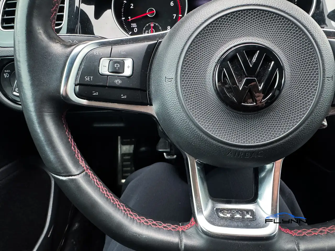 Volkswagen Golf GTI снимка Volkswagen Golf GTI