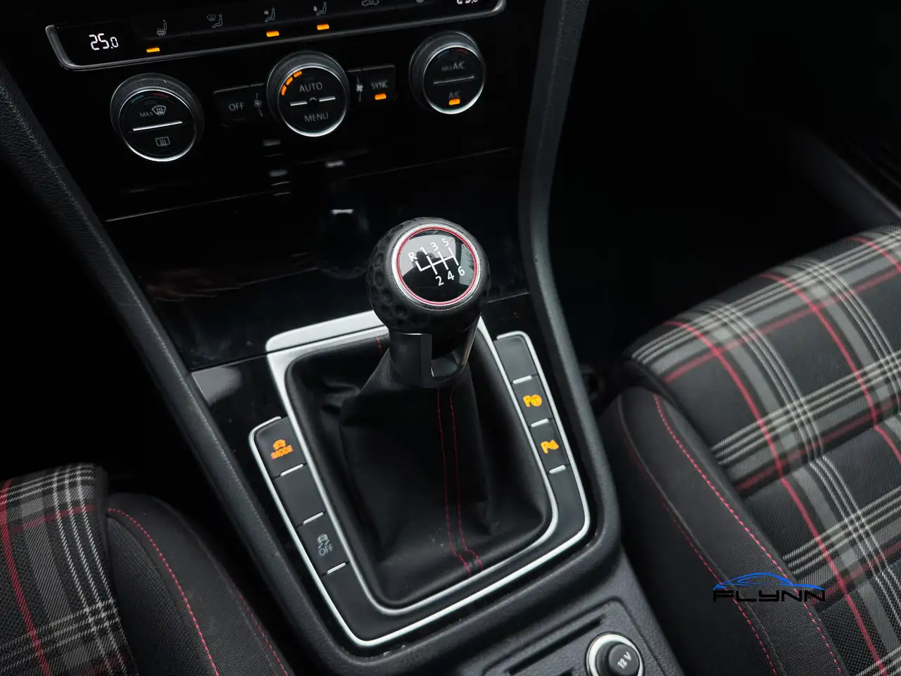 Volkswagen Golf GTI снимка Volkswagen Golf GTI
