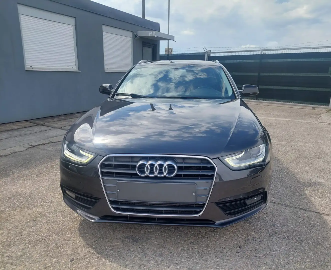 Audi A4 A4 Avant 2.0 TDI DPF quattro Attraction Grau - 1