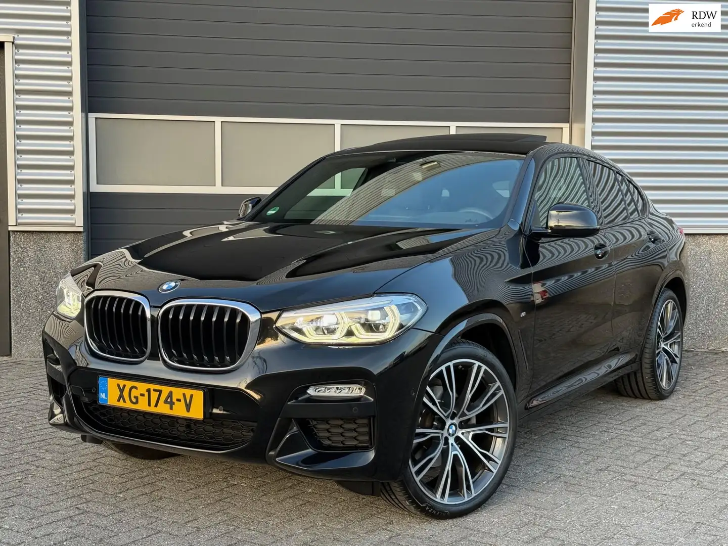 BMW X4 XDrive20i M Pakket Pano Head Up trekhaak Zwart - 1