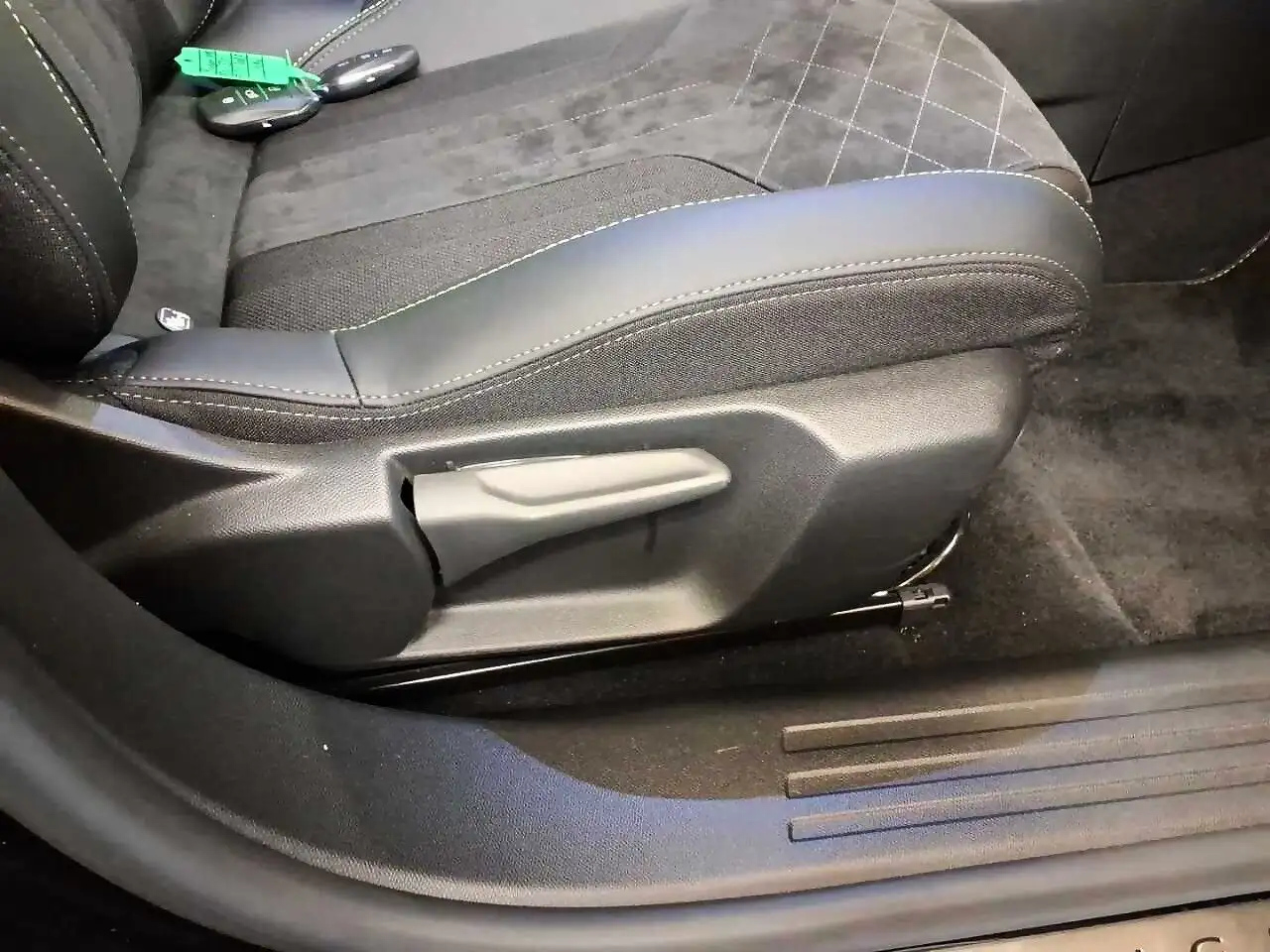 Peugeot 2008 Elektromotor (e-)GT LED*LEDER*NAVI*RFK*TEMP*PDC, миниатюра 23
