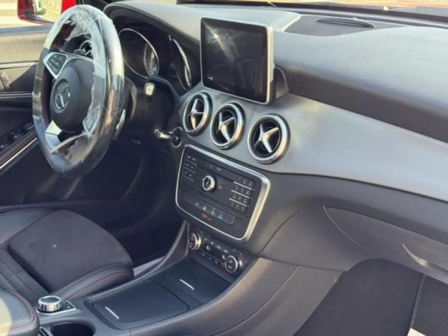 Mercedes-Benz CLA 200 Shooting Brake 200CDI 7G-DCT Rojo - 2