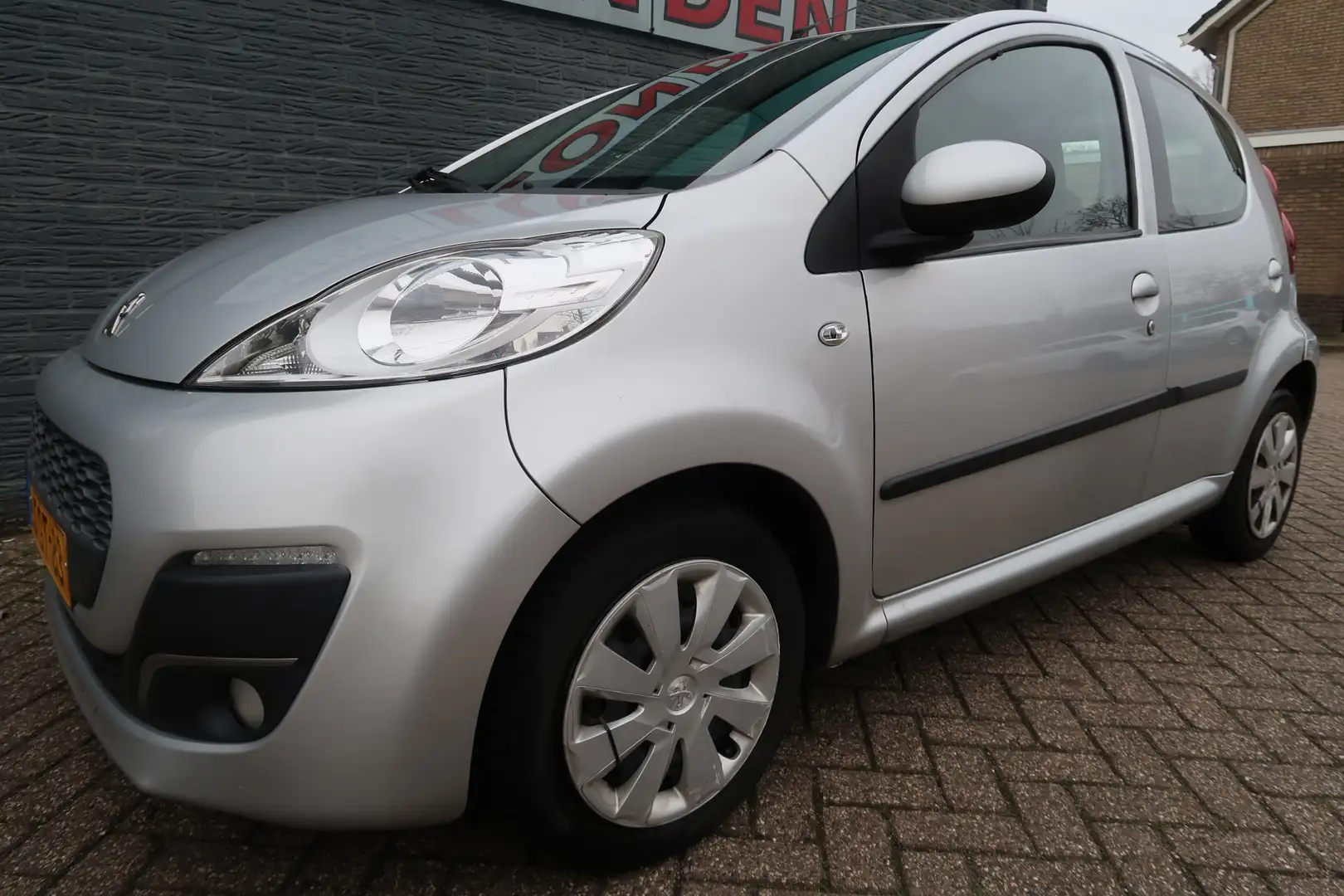 Peugeot 107 1.0 Active Eerste eigenaar recent koppeling en rem Grau - 1