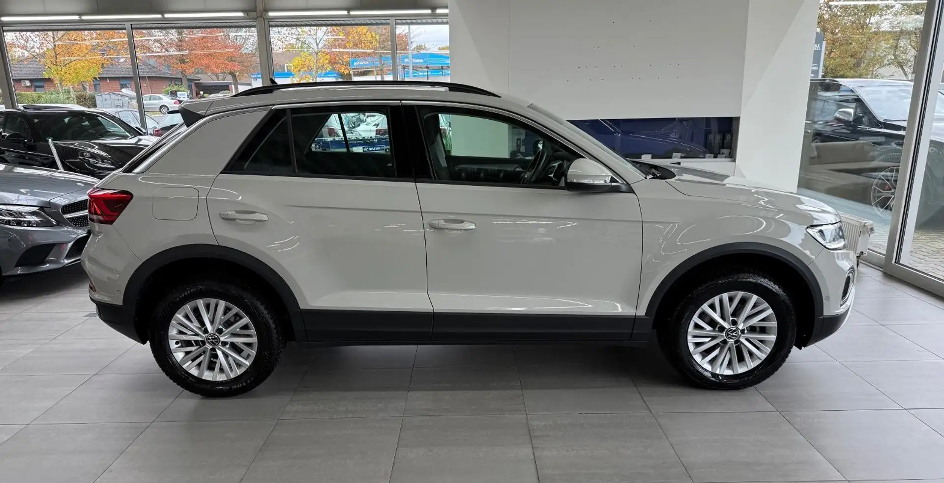 Volkswagen T-Roc *Life*Navi*Virtual*Sitzh*AHK*DSG*LED* Grau - 2