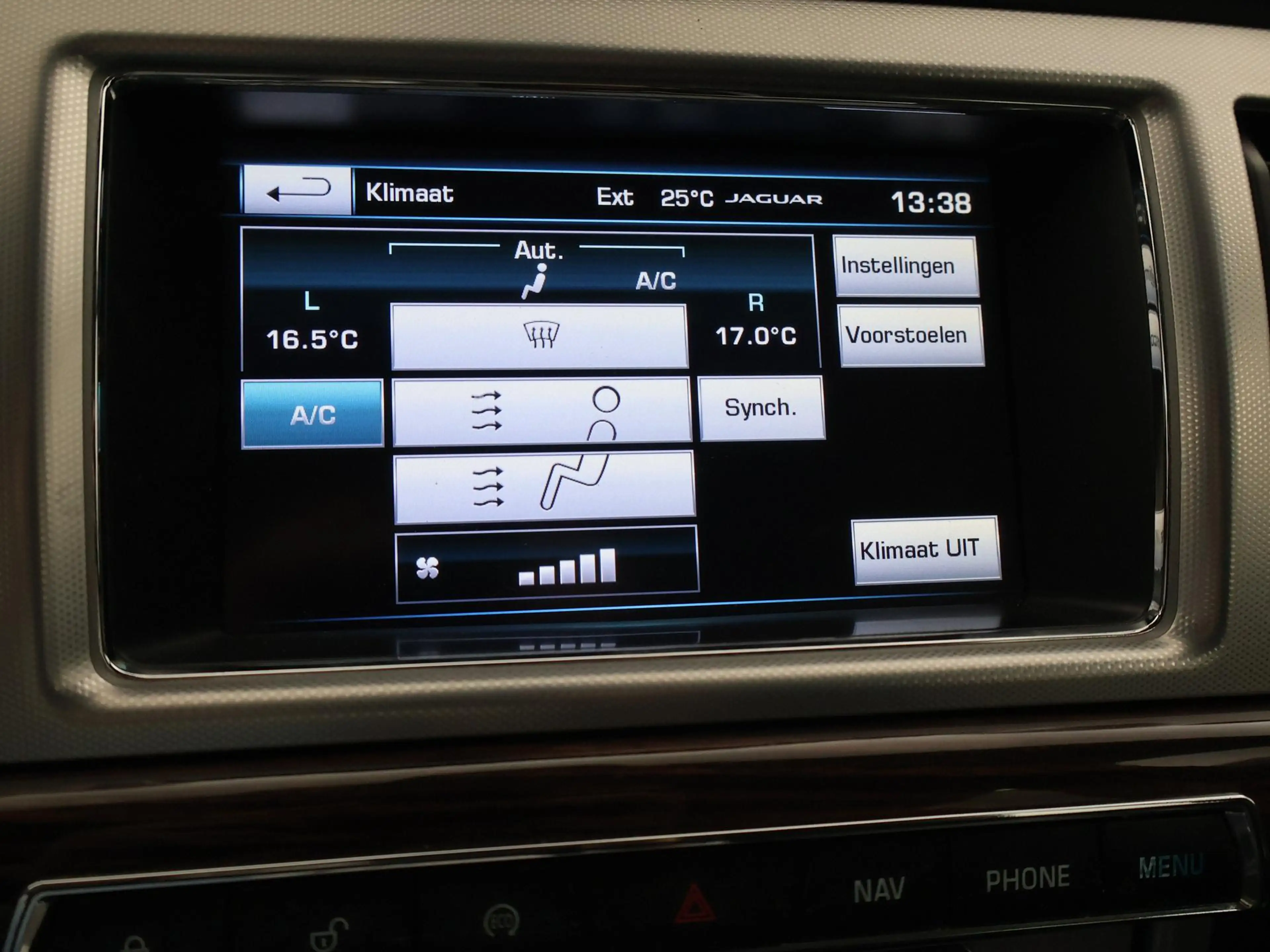 Jaguar XF Sportbrake 2.2D S 200 PK AUT8 + TREKHAAK | CAMERA — photo 32