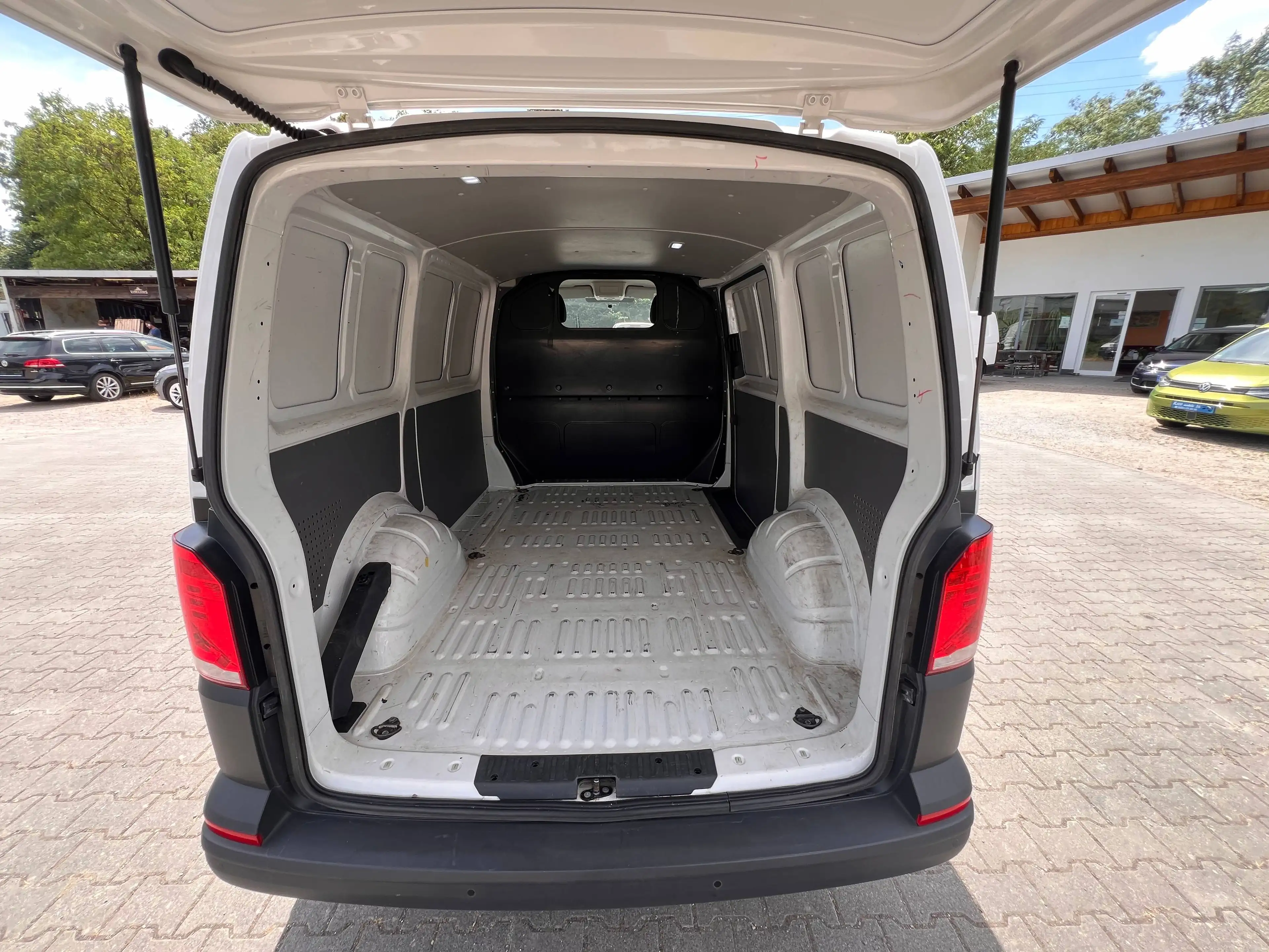 Volkswagen T6.1 Transporter Kasten FWD 2.0 TDI Klima Sitzheizung 1. Hand — photo 11