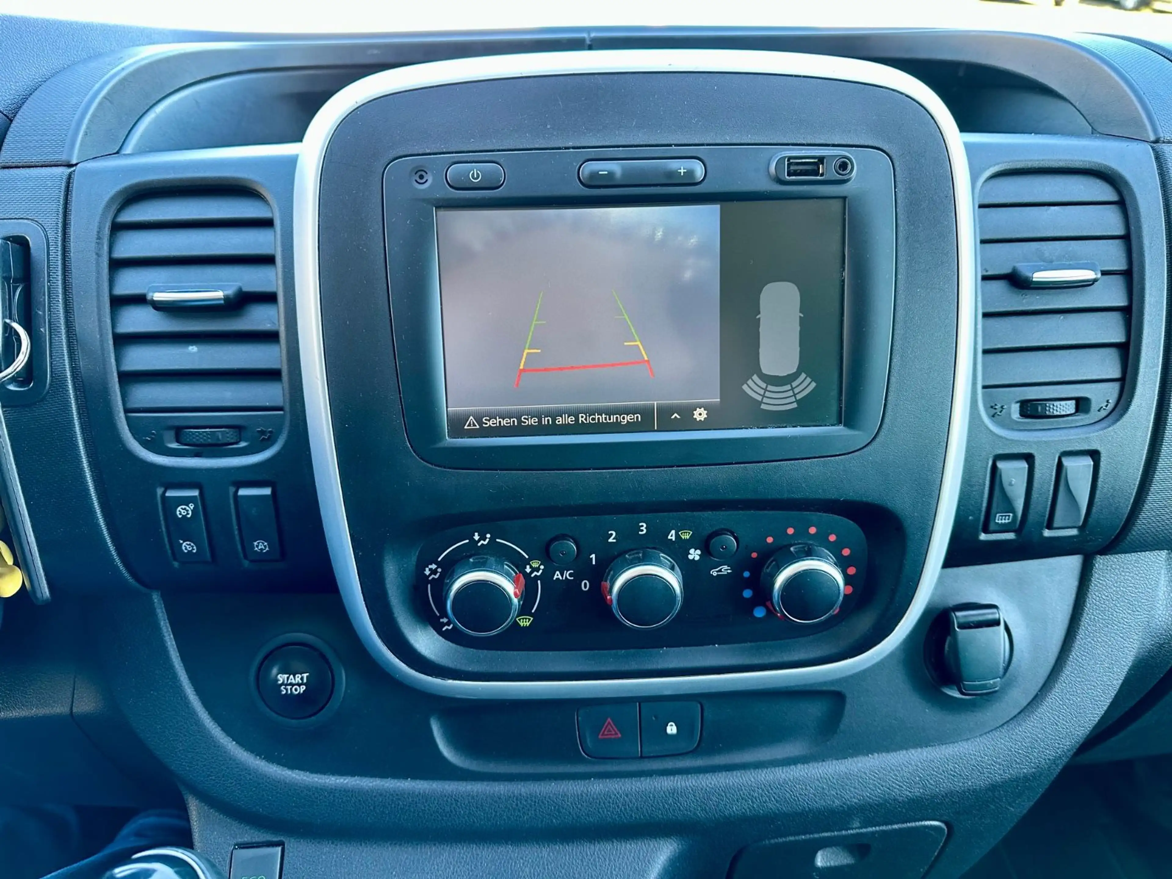 Nissan NV300 Premium 8 Sitzer — photo 10