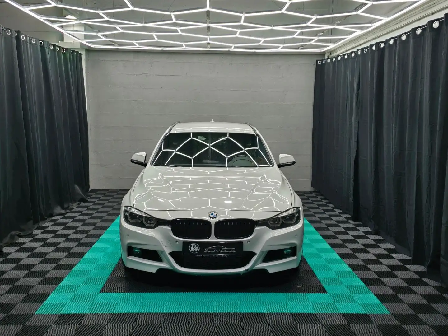 BMW 318 i Touring M Sport Shadow Automatik PDC NAVI Weiß - 1