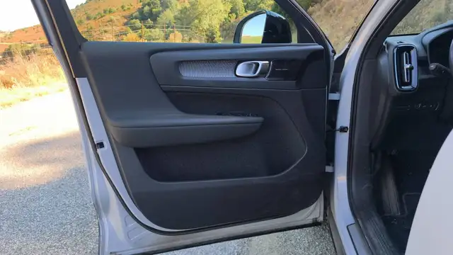 Volvo XC40 view 7
