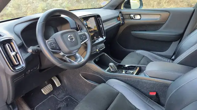 Volvo XC40 view 8