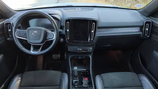 Volvo XC40 view 11
