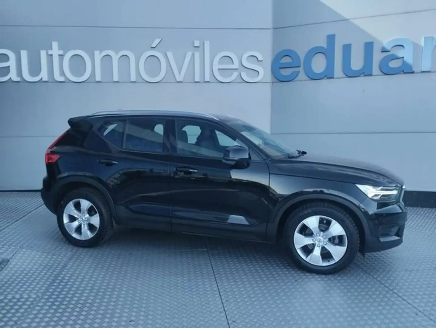 Volvo XC40 D3 Momentum Pro Aut. Noir - 1