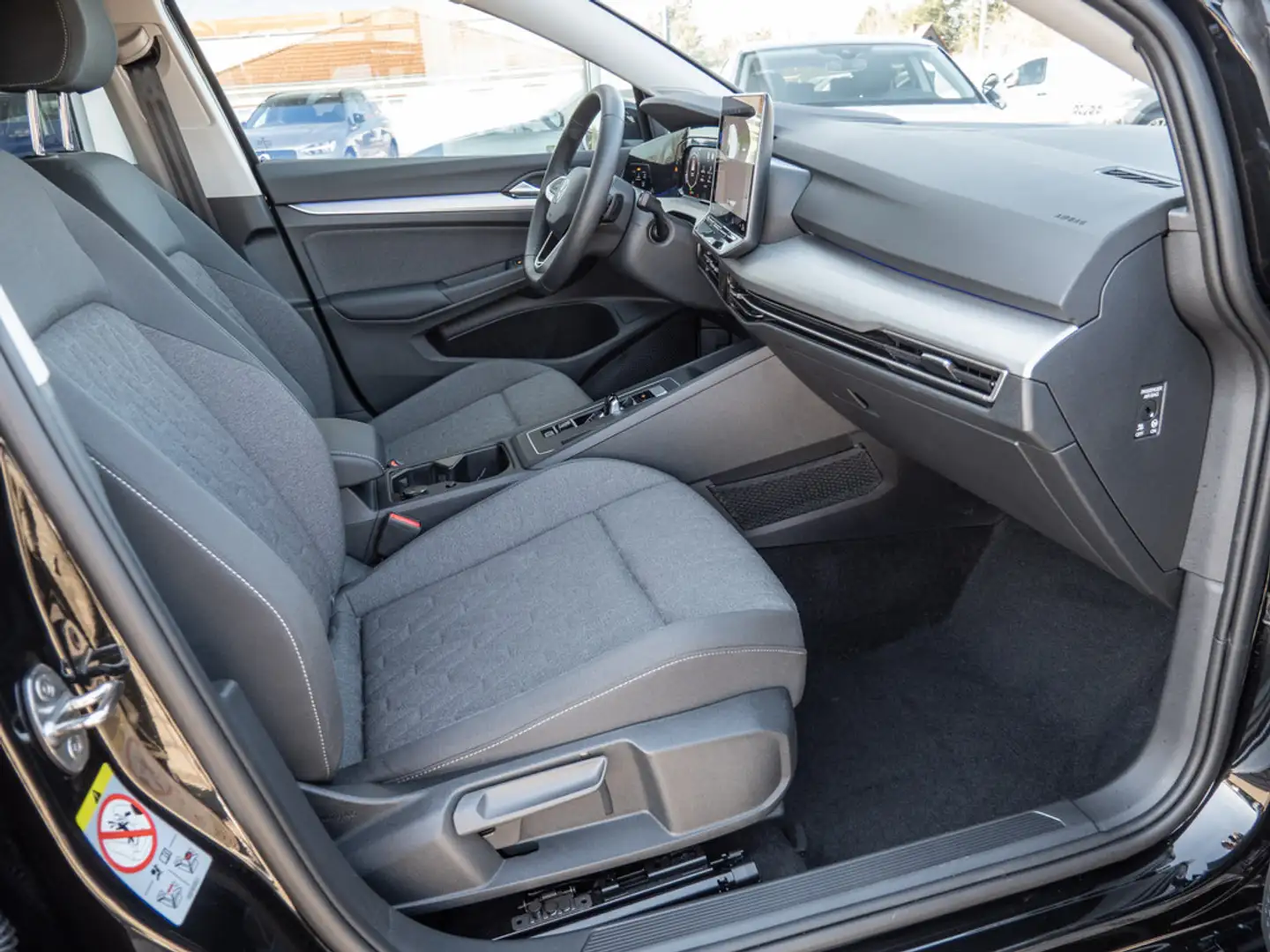 Volkswagen Golf VIII Variant 1.5 eTSI Life AHK ACC LED Schwarz - 2