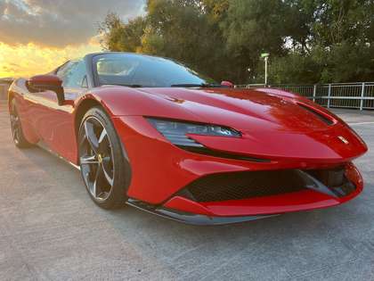 Ferrari SF90 Spider CARBON LIFT JBL HEAD UP KAMERA MWST GARANTIE 2028!