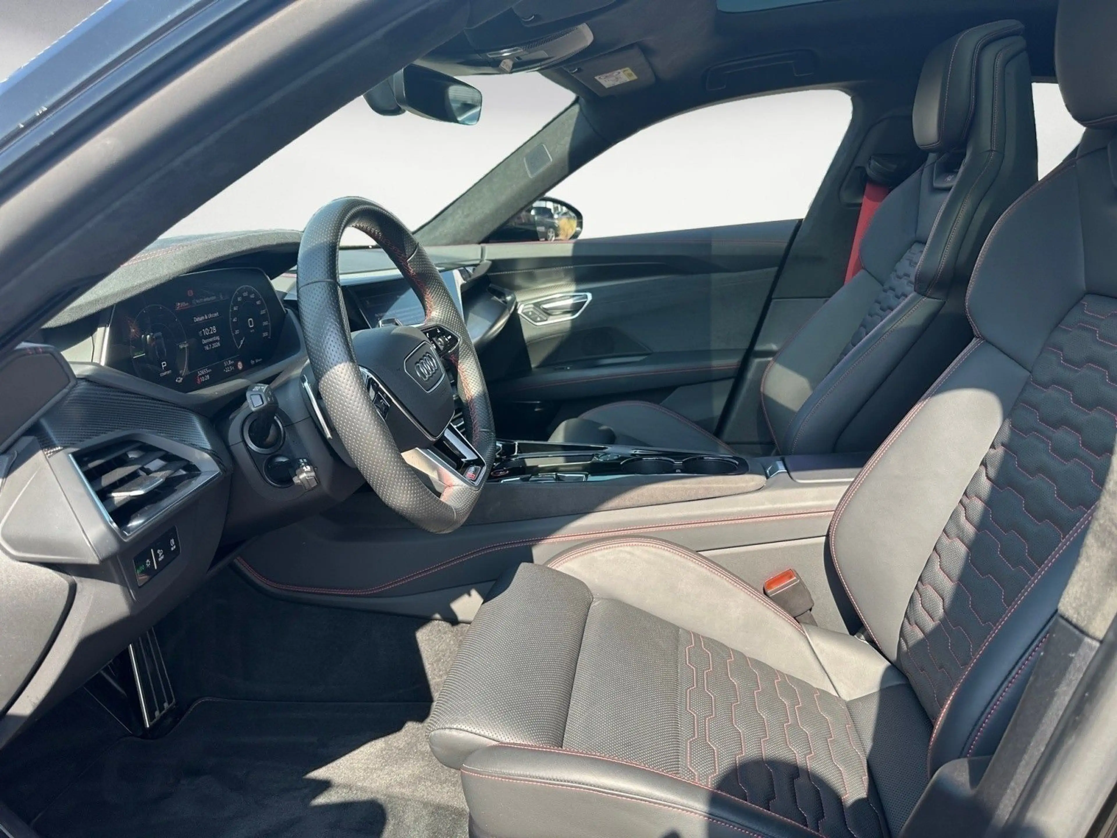 Audi RS e-tron GT AirSuspension HUD Pano B&O TopView — photo 8