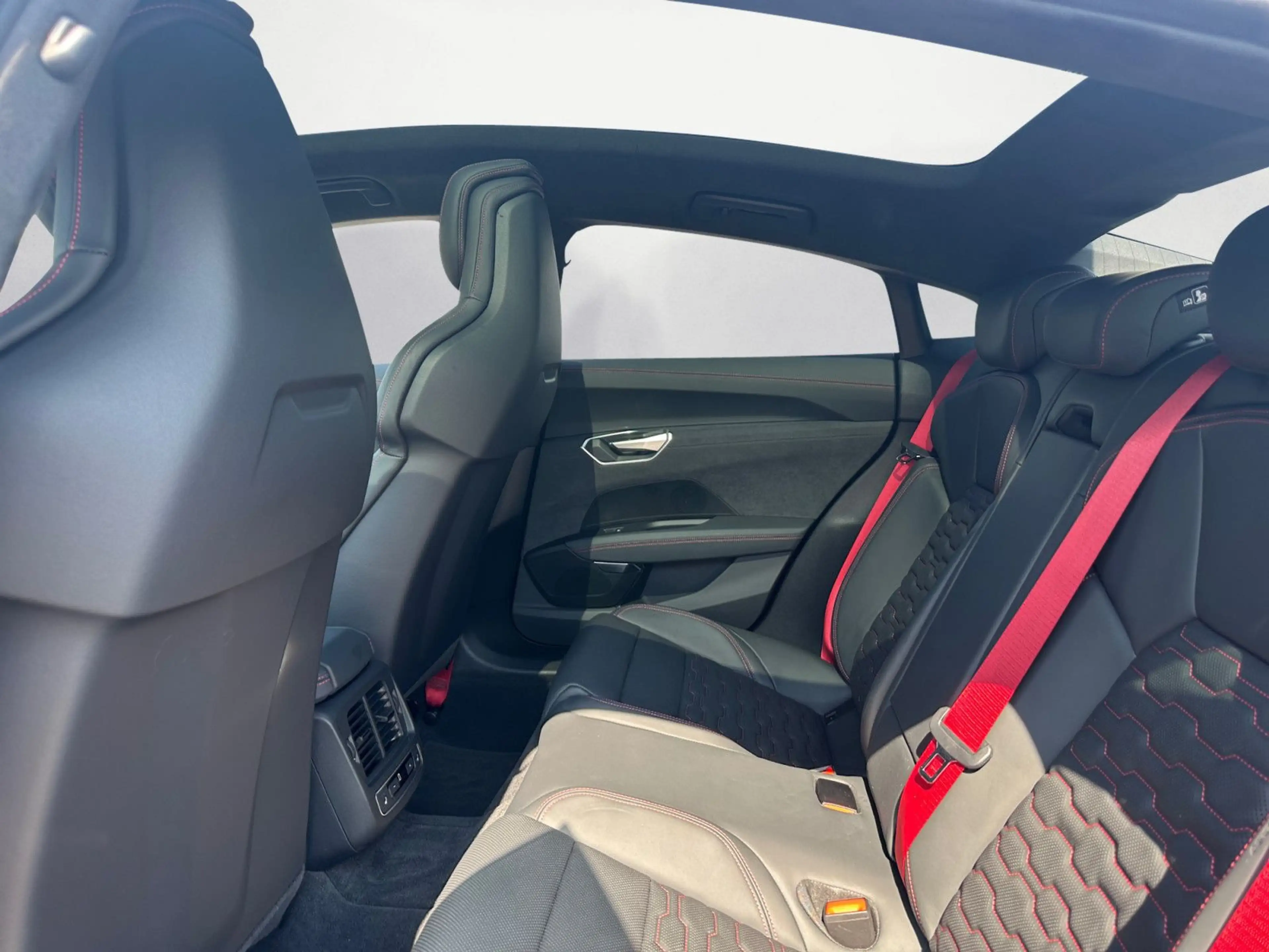 Audi RS e-tron GT AirSuspension HUD Pano B&O TopView — photo 14