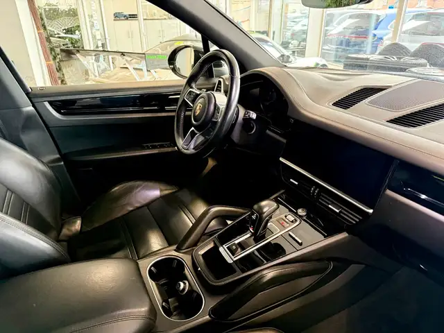 Porsche Cayenne view 14