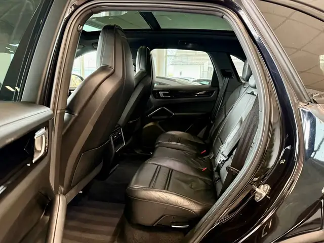 Porsche Cayenne view 9
