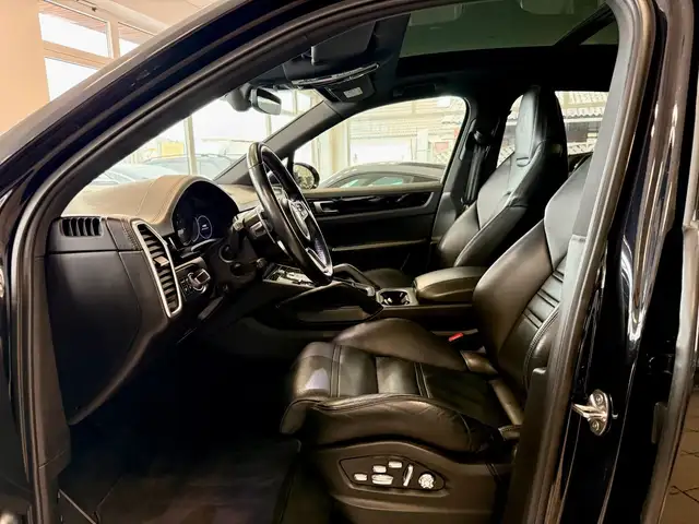Porsche Cayenne view 8