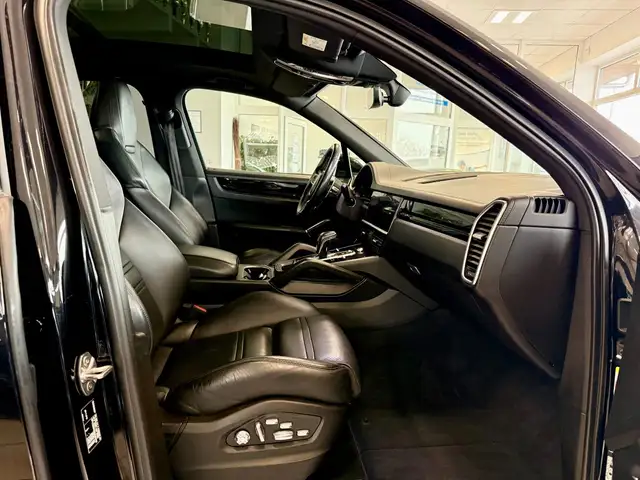 Porsche Cayenne view 13