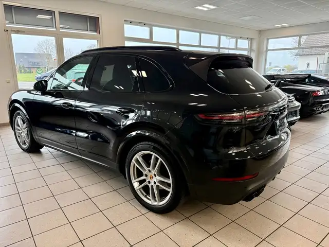 Porsche Cayenne view 3