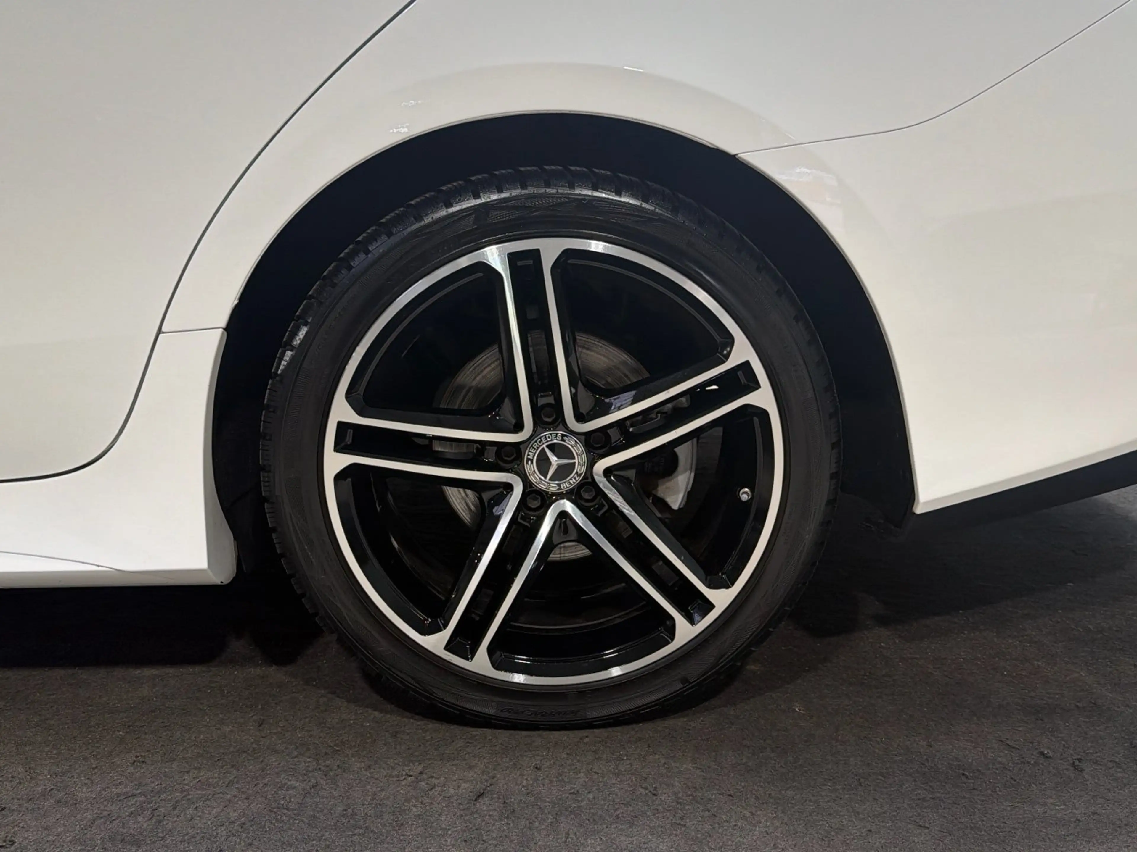 Mercedes-Benz CLS 220 d Avantgarde Standhzg. 360°-K. Distronic — photo 8